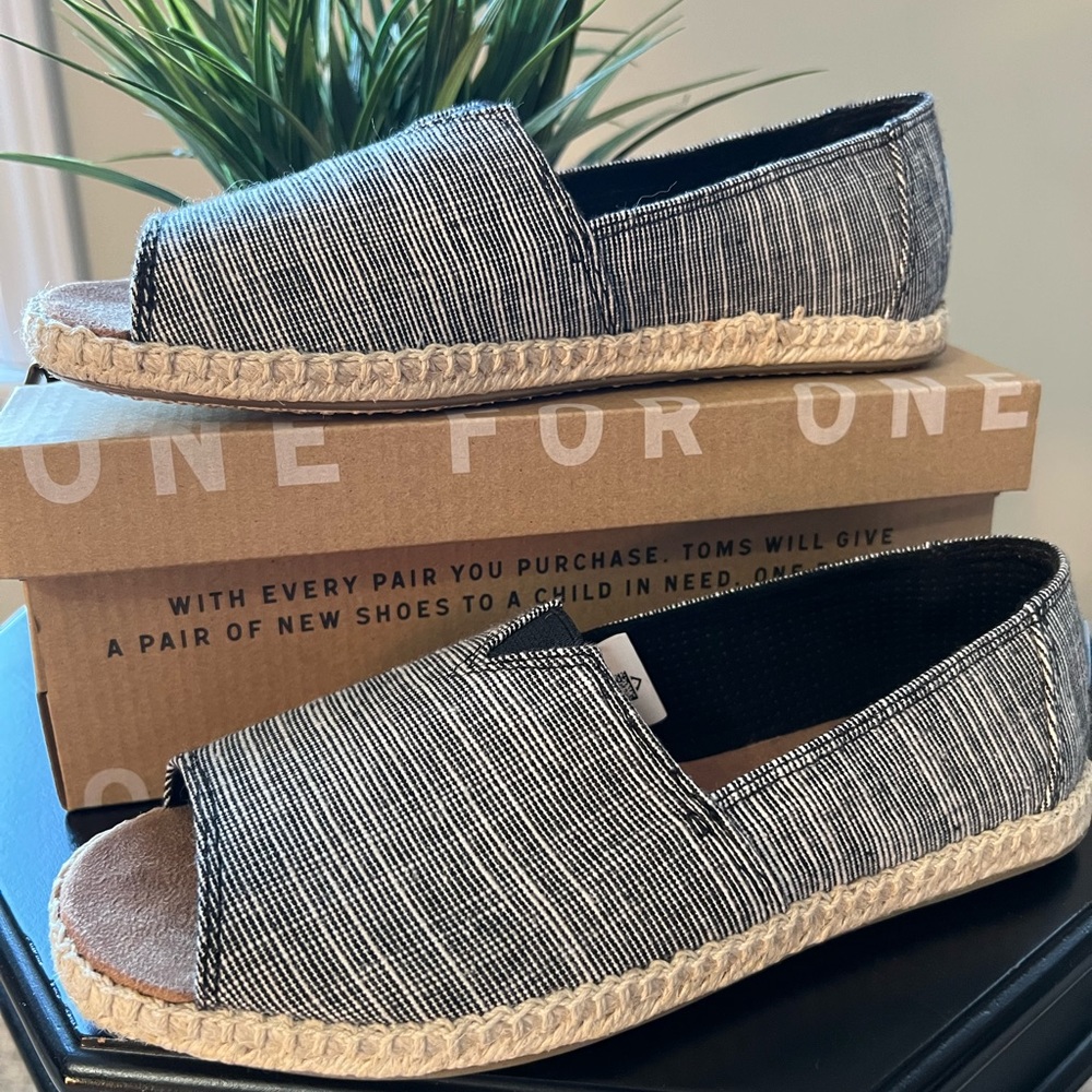 NWOT-Toms Open Toe Espadrilles with Braided Detailing.